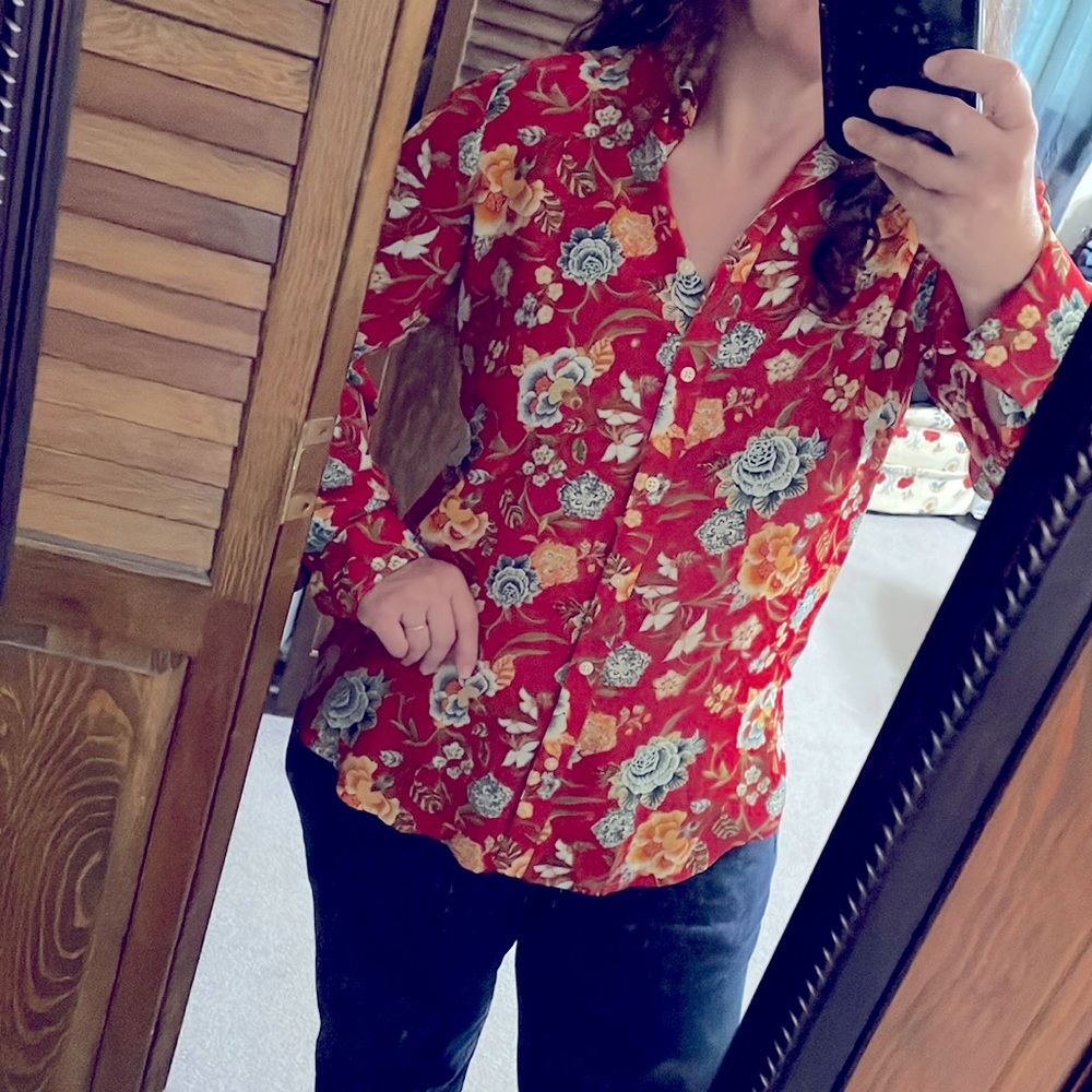 Loft nwt fall floral blouse.  Red orange teal. Butron up cuff details S fits M